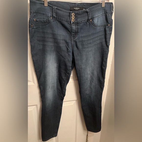 Torrid 18R 3 Button Stretchy Skinny Dark Wash Jegging Jeans EUC - Picture 3 of 4